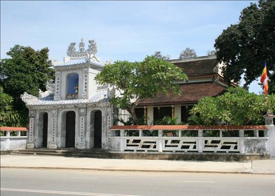 nhà gần chùa